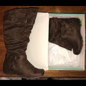 UPDATE: SOLD Maurice’s Wide Cuff Scrunch Boots